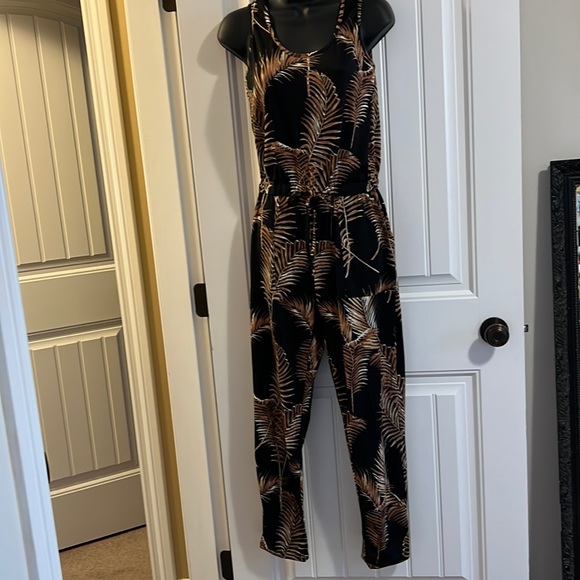 2/$20 Tropical leaf print romper Nicole miller - Picture 3 of 10